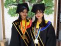 Keren! Saudara Kembar ini Lulus Cumlaude di UWK Surabaya