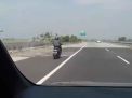 Ikuti Petunjuk Google Maps, Pemotor ini Masuk Tol Jombang-Mojokerto