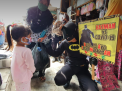 Bukan Tangkap Joker, Batman di Pasuruan ini Bagikan Masker ke Warga