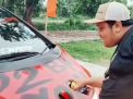 Dukung Yoko-Nisa, Milenial di Mojokerto ini Coret Mobil Kesayangannya