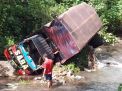 Tabrakan 2 Truk hingga Terjun ke Sungai Sedalam 15 Meter, 3 Orang Terluka