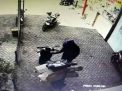 2 Pelaku Curi Motor Milik Kurir dan Puluhan Paket di Pasuruan Terekam CCTV