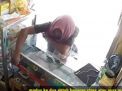 Dianggap Orang Gila, Pria ini Terekam CCTV Mencuri Hp di Konter Magetan