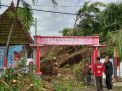 Pohon Tumbang Disapu Angin Timpa Gedung Sekolah di Blitar