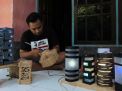 Cerita Sopir Travel di Jombang yang Kini Tekuni Kerajinan Lampu Hias