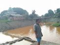 Diduga Tercemar Limbah, Air Sungai Gembolo Mojokerto Berminyak