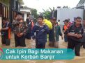Video: Cak Ipin Bagi Makanan untuk Korban Banjir