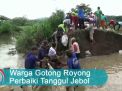 Video: Warga Gotong Royong Perbaiki Tanggul Jebol