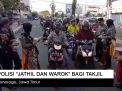 Video: Polisi "Jathil dan Warok" Bagi Takjil di Ponorogo