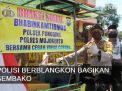 Video: Polisi Berblangkon Bagikan Sembako 