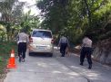Potret Polisi 'Bersenjata' Balok Kayu di Tanjakan Sigro Tuban