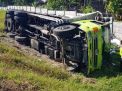 Sopir Mengantuk, Truk Bermuatan Kedelai Terguling di Tol Ngawi