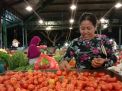 Musim Hajatan, Penjualan Tomat di Pasar Induk Osowilangun Bergairah
