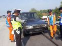 Toyota Kijang Terguling di Tol Sumo, Dua Orang Terluka