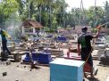 Makam di Banyuwangi Disemprot Disinfektan Sambut Tradisi Nyekar