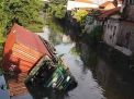 Truk Trailer Bermuatan Triplek Nyemplung ke Sungai di Sidoarjo