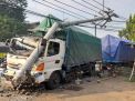 Sopir Mengantuk, Truk Gandeng 'Hajar' Tiang Listrik di Mojokerto