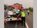 Truk Tangki Ringsek Tabrak Kendaraan Parkir di Tol Sidoarjo