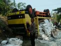 Tak Kuat Menanjak, Truk Bermuatan Batu Bata Terbalik di Ngawi