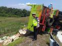 Truk Bermuatan Jeruk Terguling di Tol Grati Pasuruan