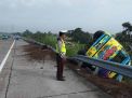 Sopir Mengantuk, Truk Cold Diesel Terbalik di Tol Gempol