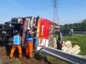 Truk Bermuatan Buah asal Banyuwangi Terguling di Tol Pasuruan