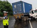 Truk Trailer Tabrak Pembatas Jalan Tol Kebomas Gresik