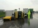 Truk Boks Terguling di Tol Dupak-Gresik