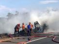 Truk Bermuatan Ban Bekas Terbakar di Tol Sidoarjo