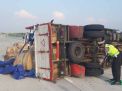 Truk Bermuatan Kardus Bekas Terguling di Tol Ngawi