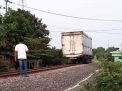 Heboh! Truk Tronton Melaju di Rel Kereta Api Pasuruan