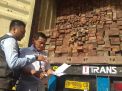 Kontainer Berisi 857 Batang Kayu Meranti Olahan Diamankan di Surabaya