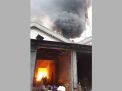 Gudang Karung di Surabaya Terbakar, 17 Mobil Damkar Dikerahkan