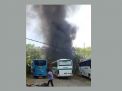 Bus Parkir di Singgasana Hotel Surabaya Hangus Tersambar Sampah yang Terbakar