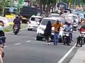 Diduga Depresi, Wanita ini Berjalan di Tengah Jalan hingga Akibatkan Kemacetan