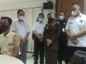 Tinjau Vaksinasi Pekerja Pabrik, Bupati Mojokerto Harap Ekonomi Segera Pulih