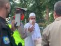 Petugas Trantib yang Bersitegang dengan Habib Umar Dihadiahi Umrah