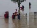 Dramatis, Penyelamatan Keluarga Korban Banjir di Pinggir Jalan Tol