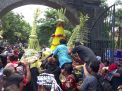 Keseruan Berebut Tumpeng dalam Upacara Adat Bersih Nagari Tulungagung