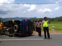 Mobil Dinas Pemkab Trenggalek Terguling, Tidak Ada Korban