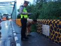 Antisipasi Runtuh, Polisi Bersama Dishub Cek Rutin Jembatan di Gresik