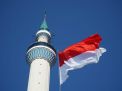Masjid Al Akbar Kibarkan Bendera Raksasa
