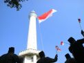 Foto: Bendera Raksasa Dikibarkan di Menara Masjid Al Akbar