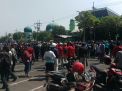 Polisi Pisahkan Massa Pro dan Kontra #2019GantiPresiden di Surabaya