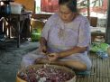 Harga Anjlok, Petani Olah Bawang Merah Mentah Jadi Bawang Goreng
