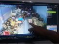 Emak-emak Terekam CCTV Curi 1 Dus Minyak Goreng