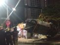 Mobil Rescue PMK Evakuasi Bangkai Mobil Penabrak Taman Air Mancur