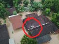 Banjir di Madiun,  Penampakan Warga Mengungsi di Atas Genting
