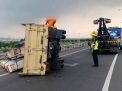 Truk Bermuatan Kaca Terbalik di Tol Romokalisari