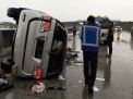 Mobil Toyota Fortuner Terbalik di Tol Madiun, Dua Orang Luka